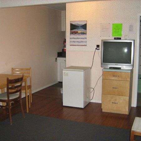 Airport Inn Quesnel Habitación foto