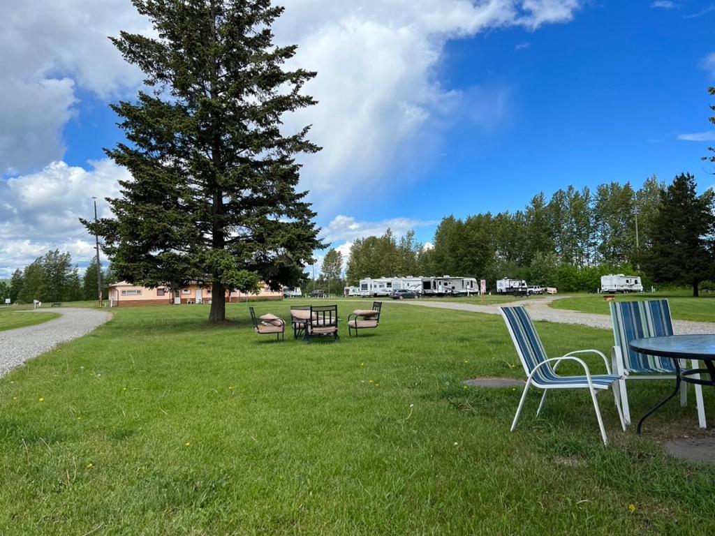 Airport Inn Quesnel Exterior foto