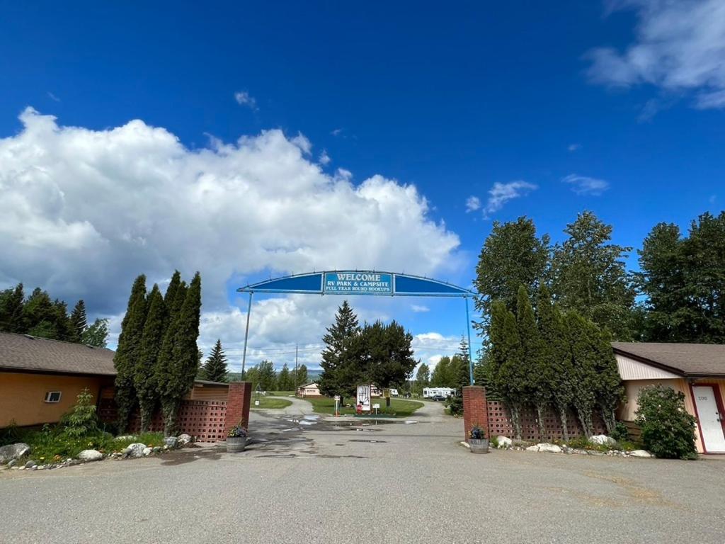 Airport Inn Quesnel Exterior foto