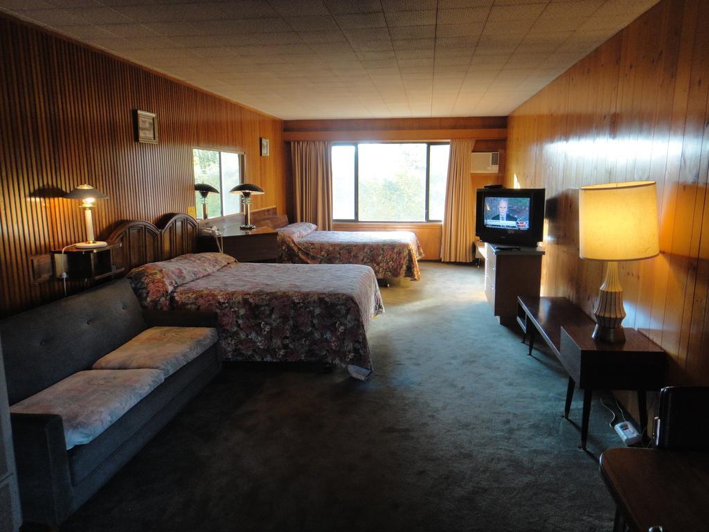 Airport Inn Quesnel Habitación foto
