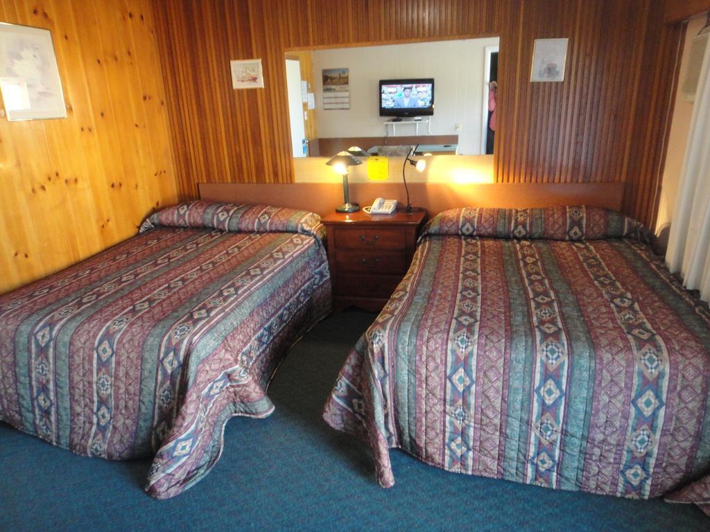 Airport Inn Quesnel Habitación foto