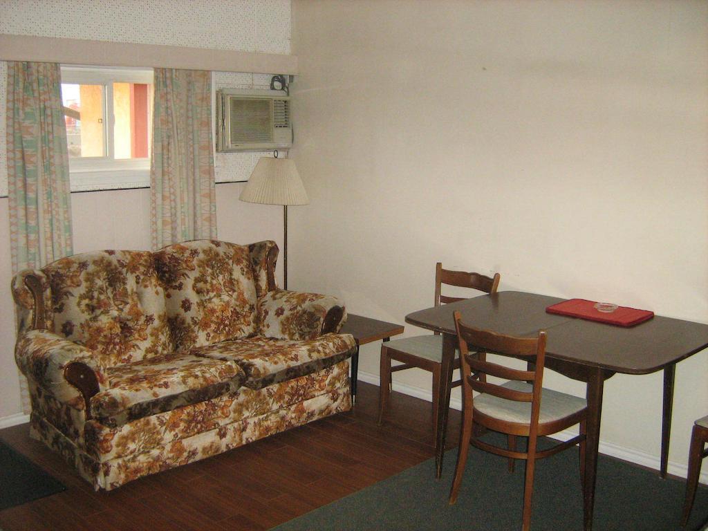 Airport Inn Quesnel Habitación foto