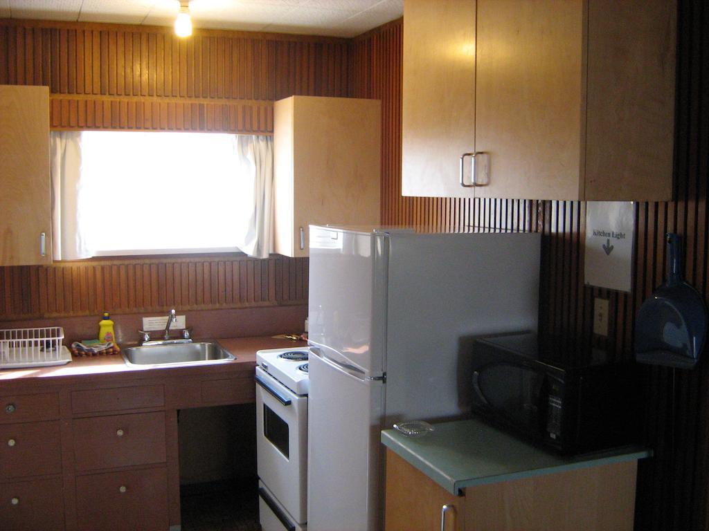 Airport Inn Quesnel Habitación foto