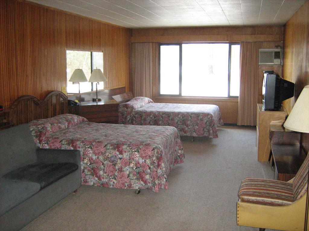 Airport Inn Quesnel Habitación foto
