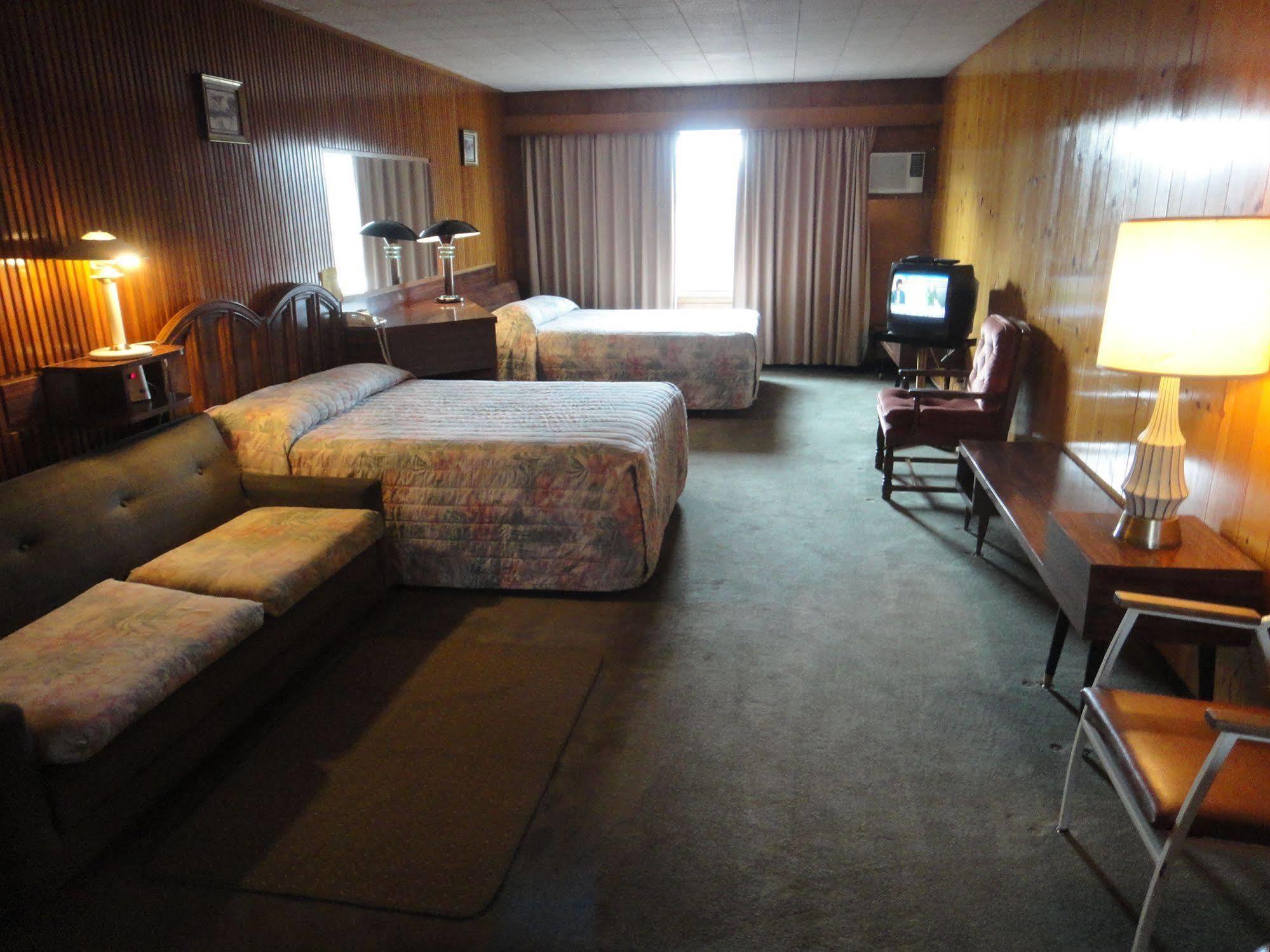 Airport Inn Quesnel Exterior foto